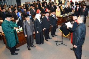 Prosesi pengambilan Sumpah dan Janji Pimpinan DPRD Kuningan.